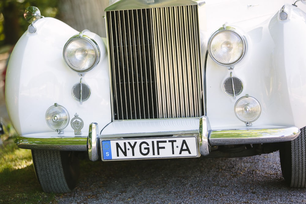 bröllopsfotograf nygifta på skylten på bilen