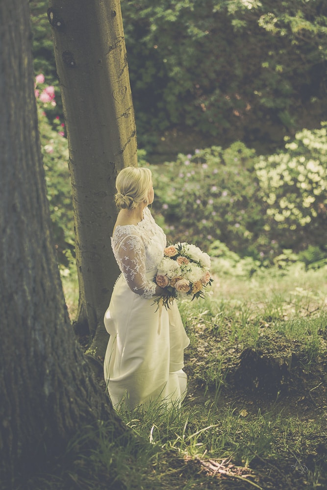 Sofiero slott med blommor är platsen för bröllopsfotograferingen